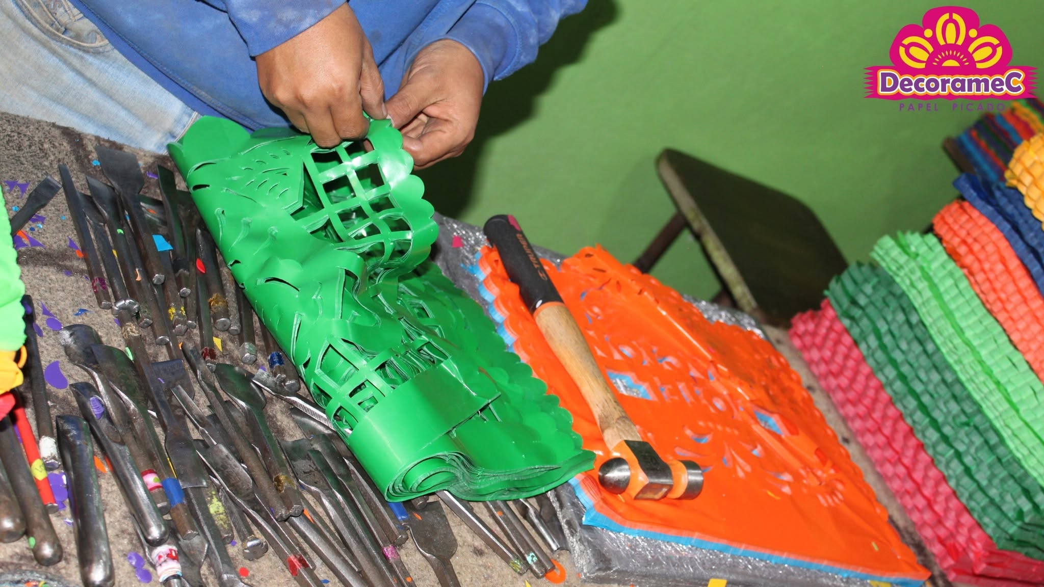 Taller Artesanal de Papel Picado - Proceso a Mano Artesanos de DecorameC trabajando a mano en papel picado